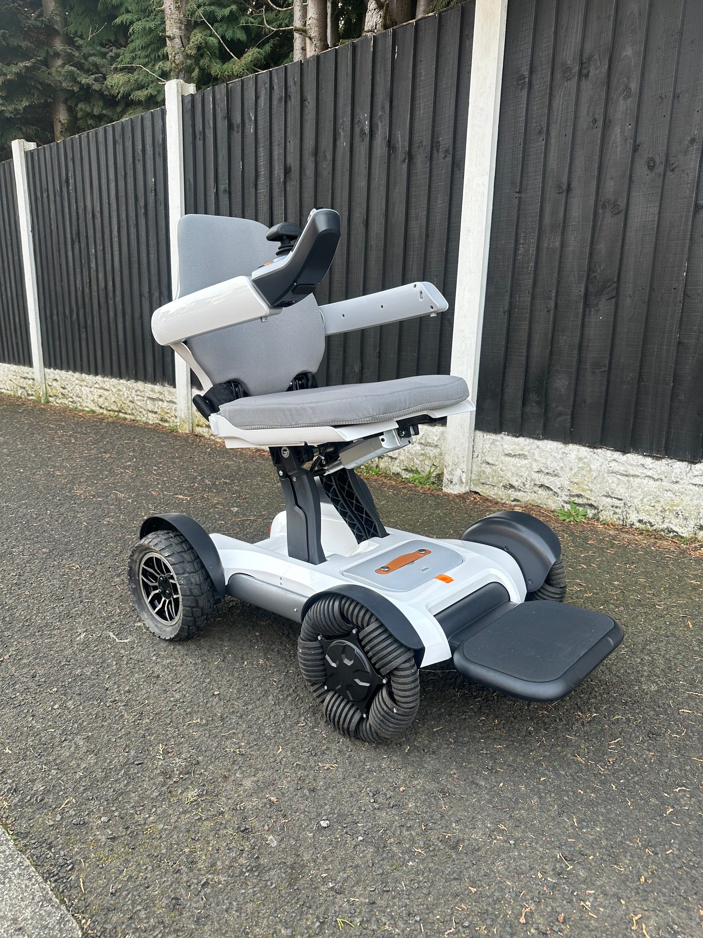 BeeAlien Powerchair — Advanced Electric Wheelchair UK | BeeUnique Mobility