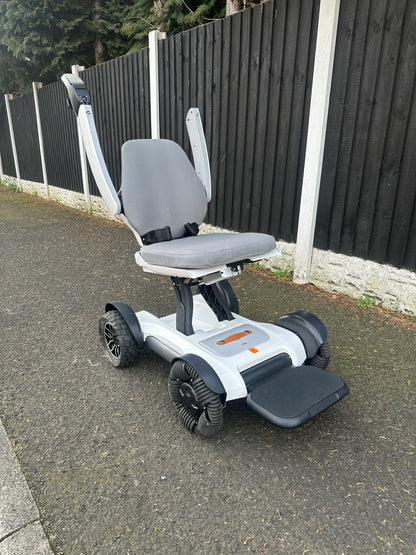 BeeAlien Powerchair — Advanced Electric Wheelchair UK | BeeUnique Mobility