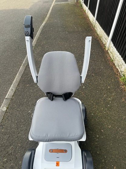 BeeAlien Powerchair — Advanced Electric Wheelchair UK | BeeUnique Mobility