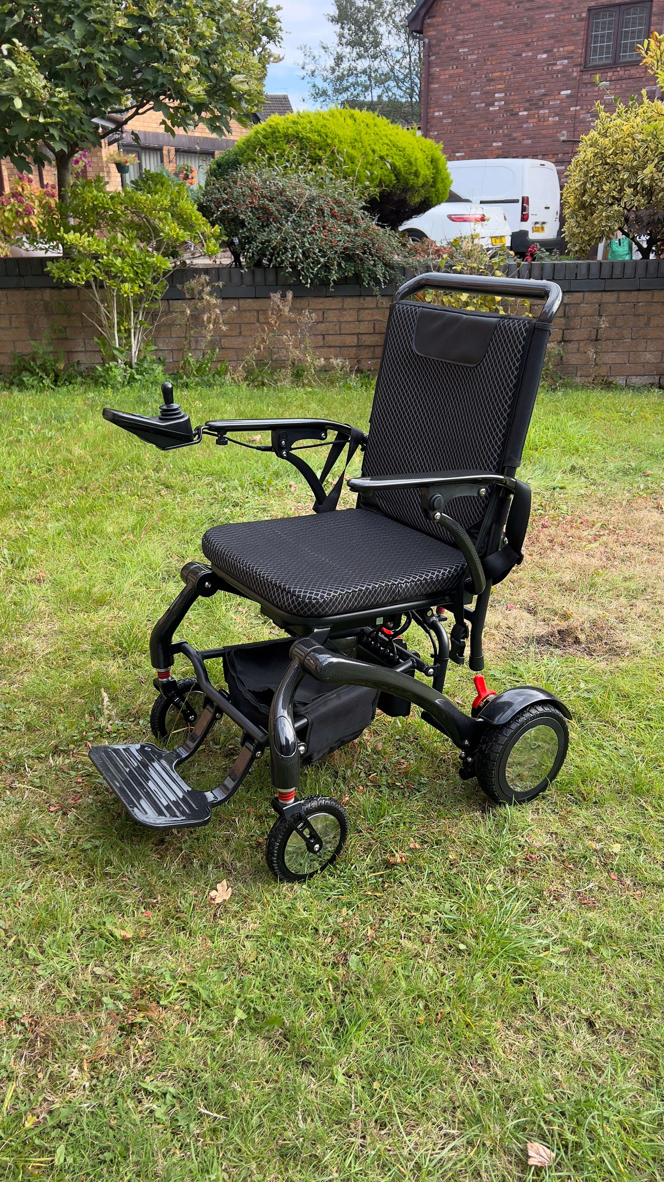 BeeCarbon Carbon Fibre Powerchair | BeeUnique Mobility